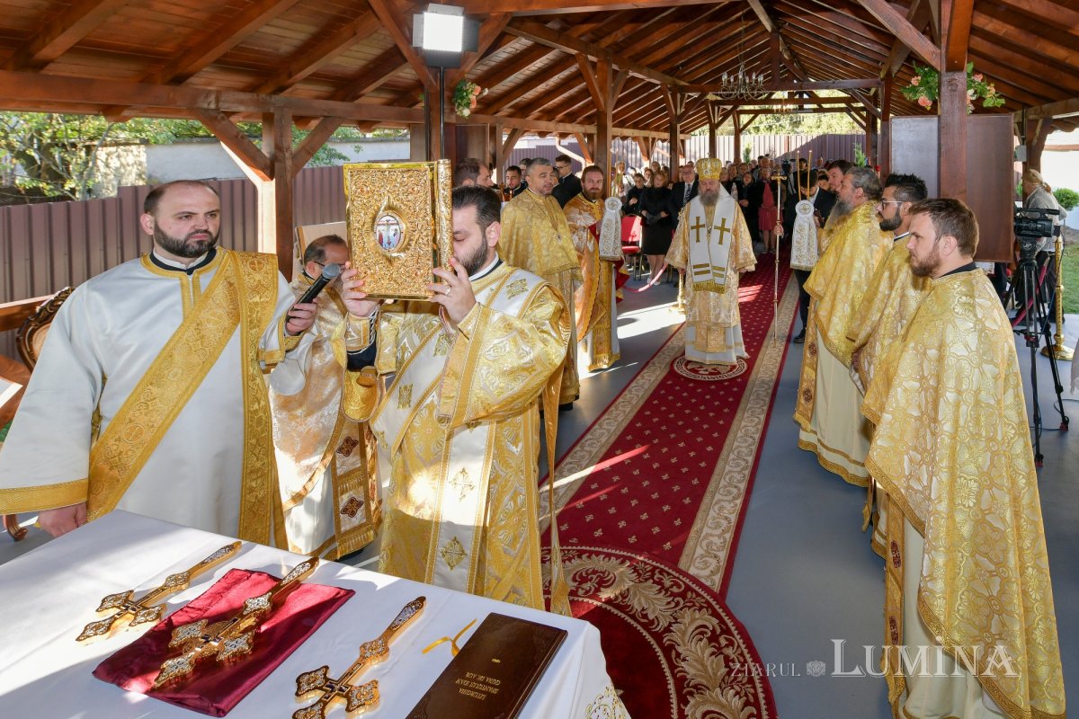 Patriarhul României a sfințit catapeteasma ctitoriei boierești din Popești-Leordeni 272538