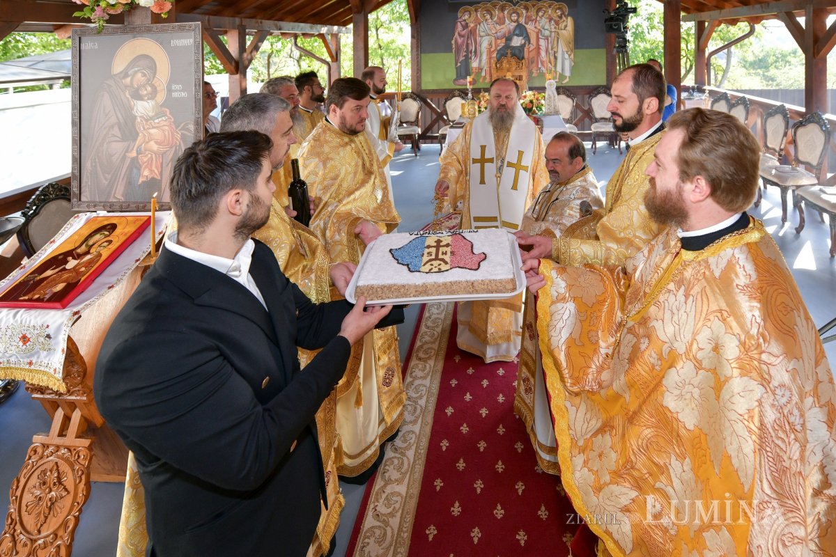 Patriarhul României a sfințit catapeteasma ctitoriei boierești din Popești-Leordeni 272540
