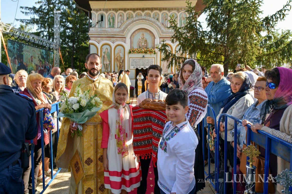 Patriarhul României a sfințit catapeteasma ctitoriei boierești din Popești-Leordeni 272558