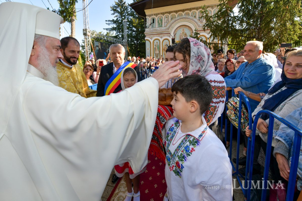 Patriarhul României a sfințit catapeteasma ctitoriei boierești din Popești-Leordeni 272560