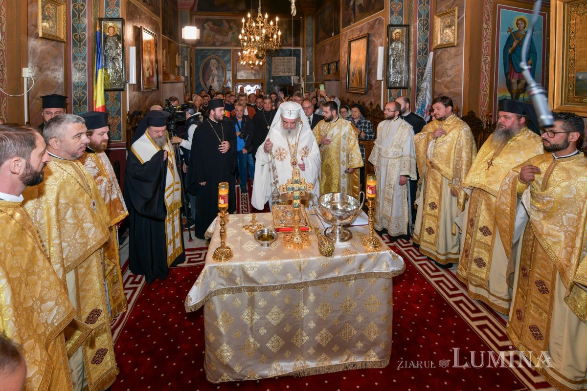 Patriarhul României a sfințit catapeteasma ctitoriei boierești din Popești-Leordeni 272563