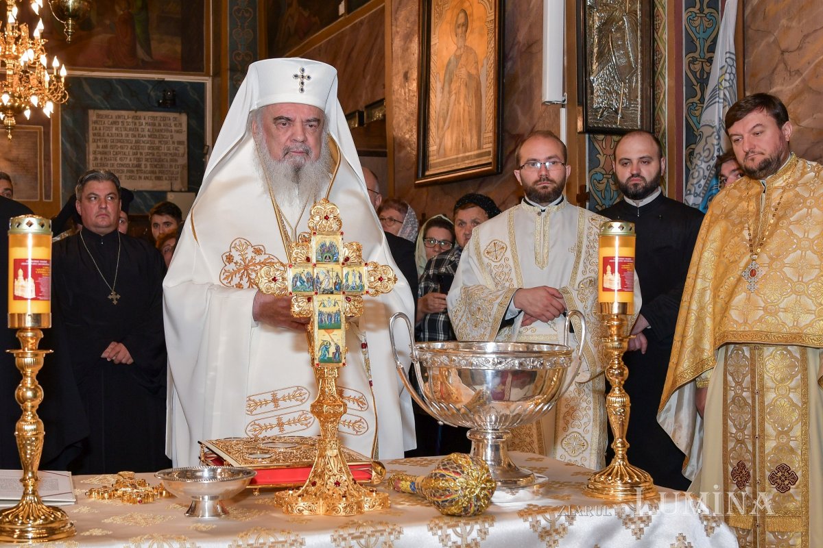 Patriarhul României a sfințit catapeteasma ctitoriei boierești din Popești-Leordeni 272566