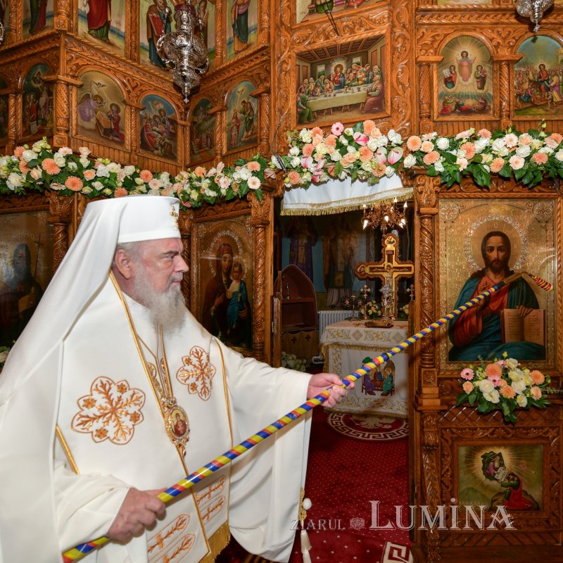 Patriarhul României a sfințit catapeteasma ctitoriei boierești din Popești-Leordeni 272567