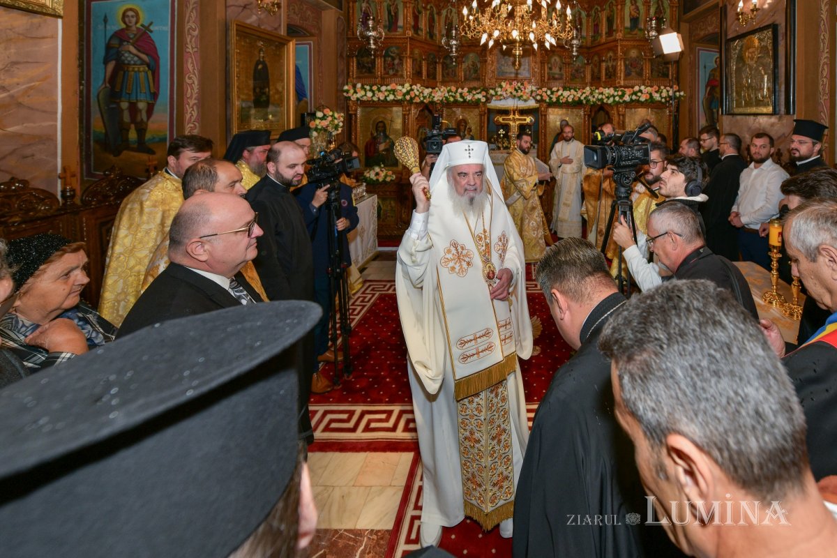 Patriarhul României a sfințit catapeteasma ctitoriei boierești din Popești-Leordeni 272576
