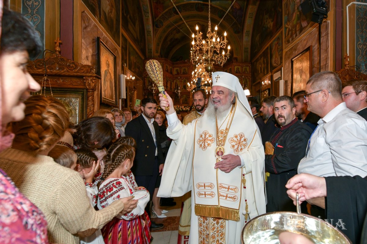 Patriarhul României a sfințit catapeteasma ctitoriei boierești din Popești-Leordeni 272577