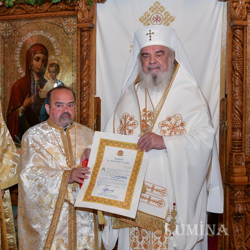 Patriarhul României a sfințit catapeteasma ctitoriei boierești din Popești-Leordeni 272584