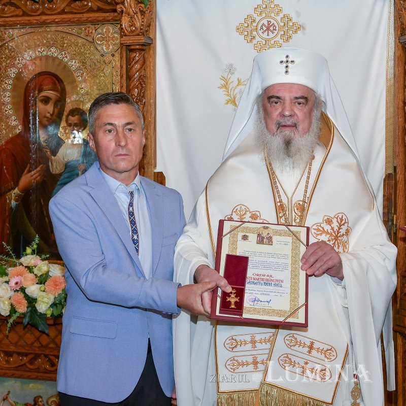 Patriarhul României a sfințit catapeteasma ctitoriei boierești din Popești-Leordeni 272586