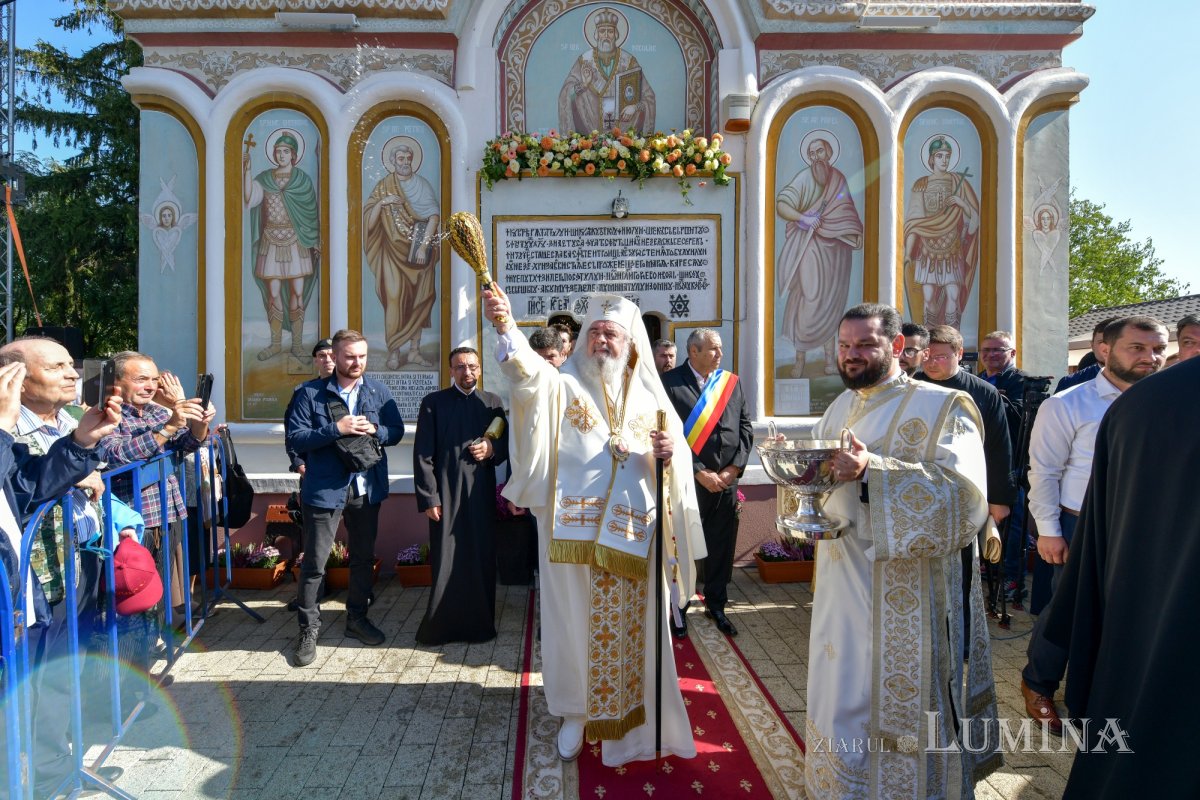 Patriarhul României a sfințit catapeteasma ctitoriei boierești din Popești-Leordeni 272599