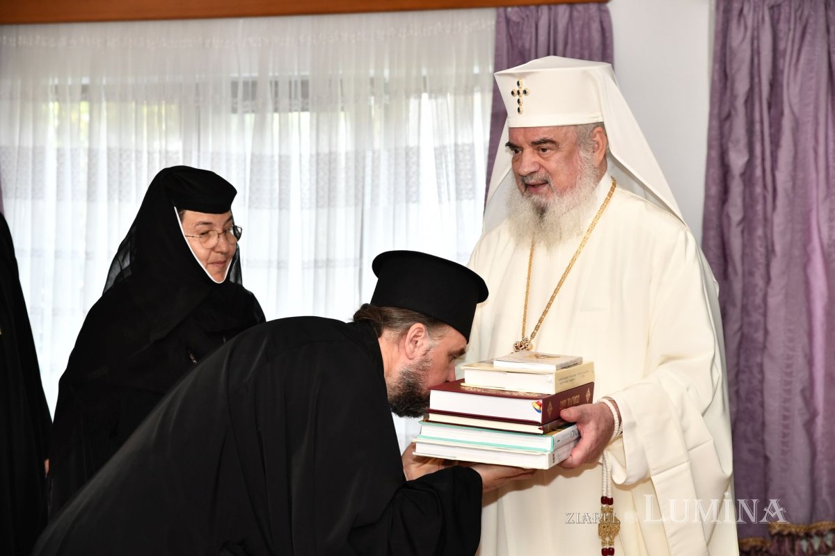 Patriarhul României a vizitat căminul pentru vârstnici de la Mănăstirea Christiana 273262