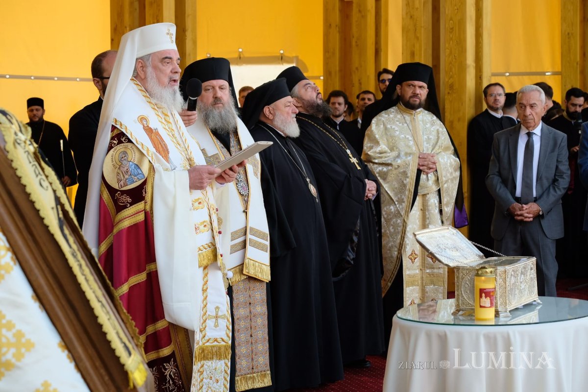 Maica Domnului, Sfântul Mare Mucenic Dimitrie, Izvorâtorul de Mir, și Sfântul Cuvios Dimitrie  cel Nou, Ocrotitorul Bucureștilor, sunt făclii nestinse spre luminarea vieții credincioșilor 273535