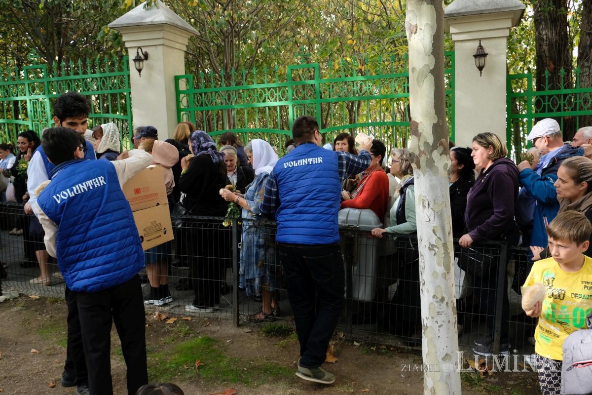 Primele pachete cu hrană pentru pelerinii prezenți pe Colina Bucuriei 273700