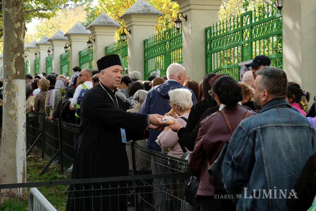 Primele pachete cu hrană pentru pelerinii prezenți pe Colina Bucuriei 273703