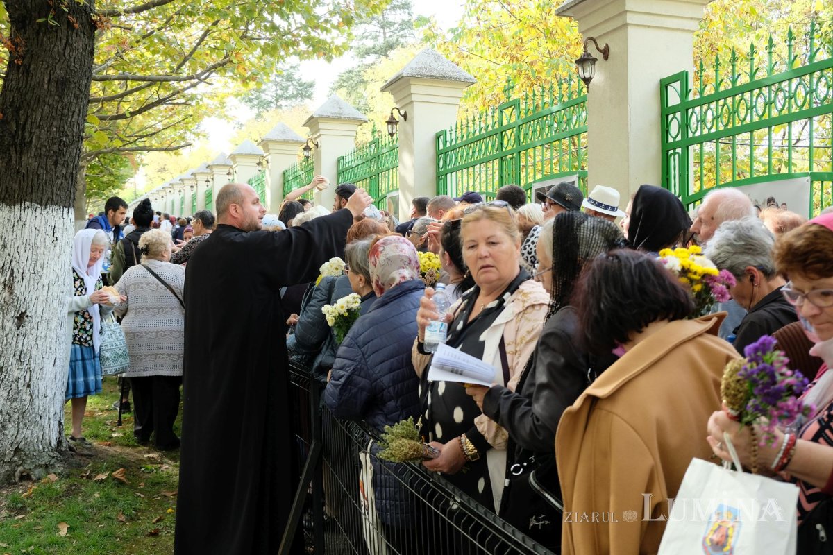 Primele pachete cu hrană pentru pelerinii prezenți pe Colina Bucuriei 273706