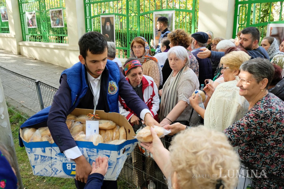 Primele pachete cu hrană pentru pelerinii prezenți pe Colina Bucuriei 273708