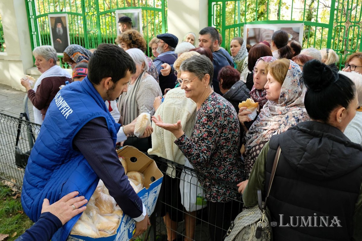 Primele pachete cu hrană pentru pelerinii prezenți pe Colina Bucuriei 273714