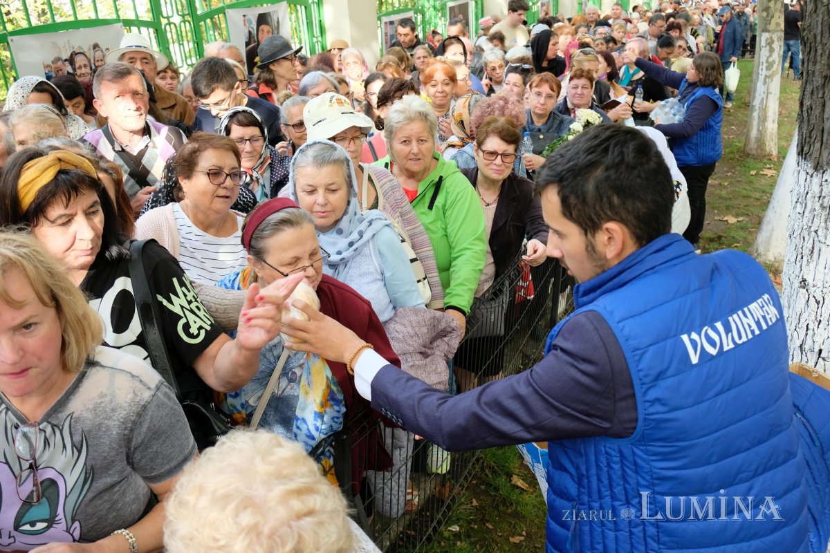 Primele pachete cu hrană pentru pelerinii prezenți pe Colina Bucuriei 273721