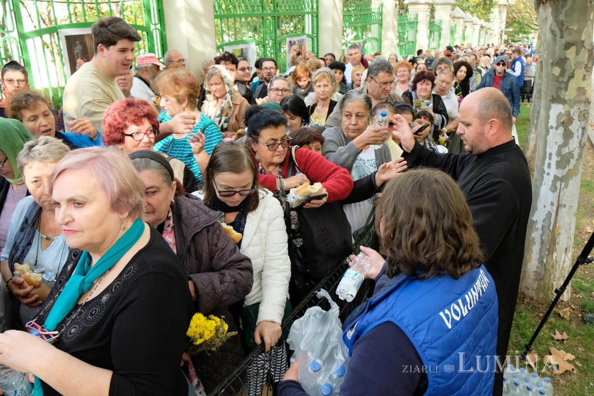 Primele pachete cu hrană pentru pelerinii prezenți pe Colina Bucuriei 273730