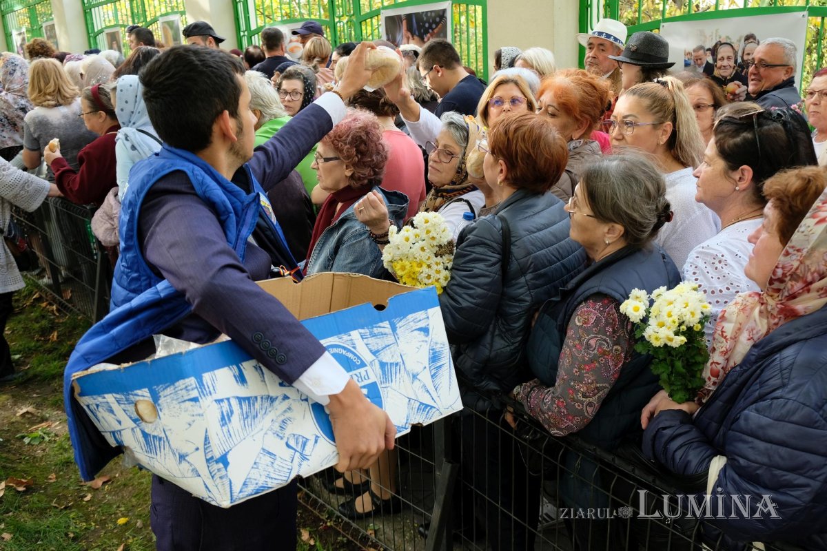 Primele pachete cu hrană pentru pelerinii prezenți pe Colina Bucuriei 273735