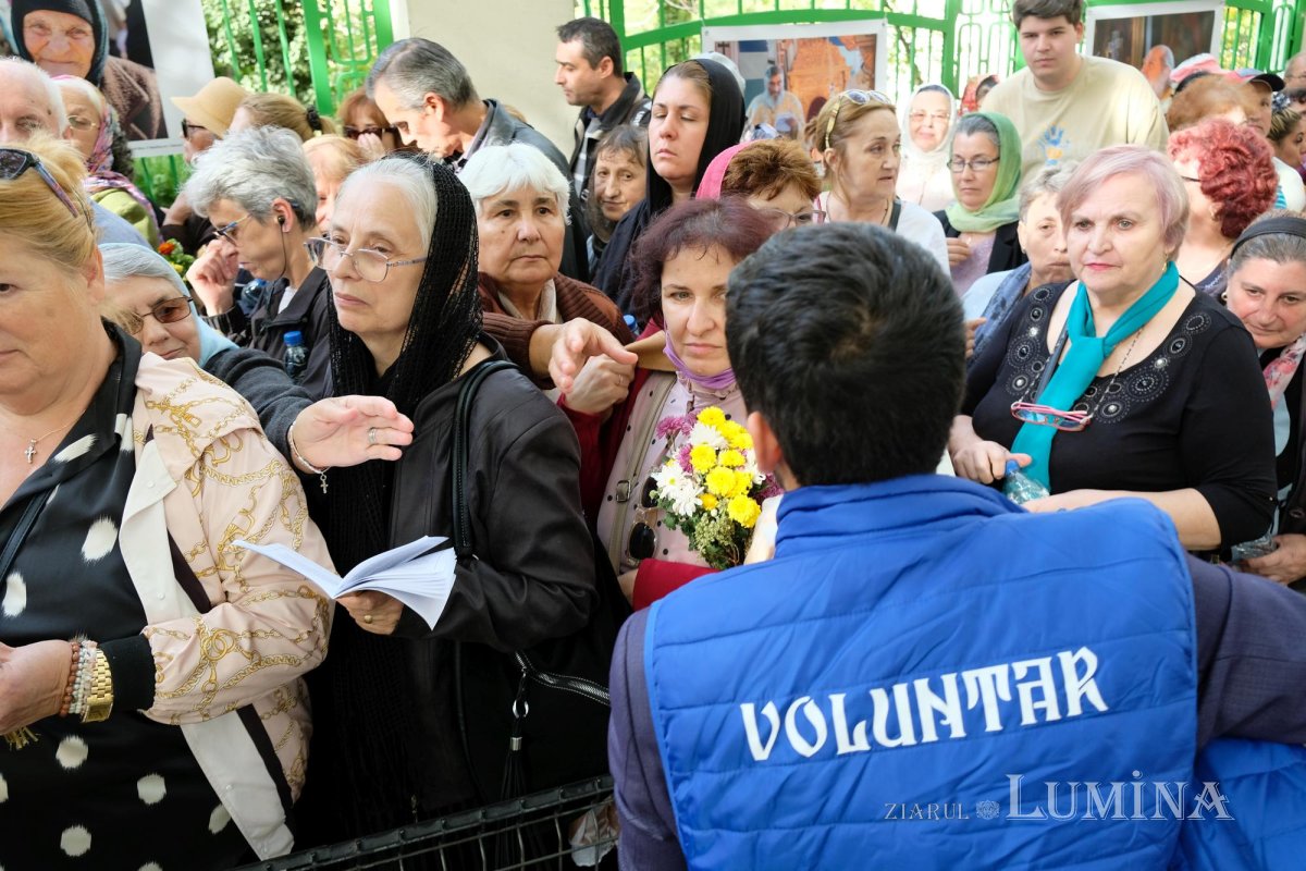 Primele pachete cu hrană pentru pelerinii prezenți pe Colina Bucuriei 273737