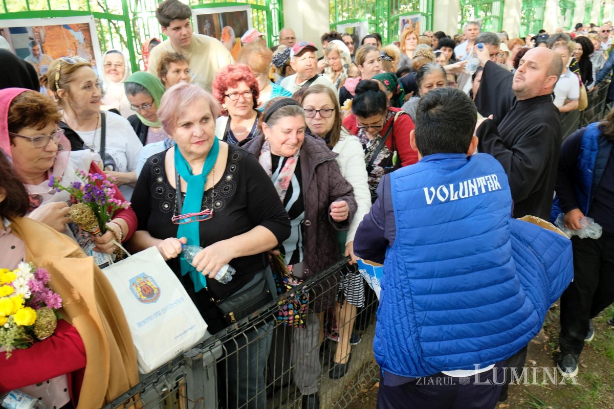 Primele pachete cu hrană pentru pelerinii prezenți pe Colina Bucuriei 273744