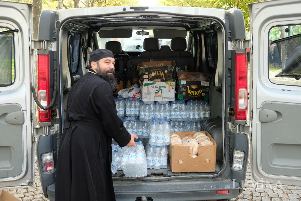 Primele pachete cu hrană pentru pelerinii prezenți pe Colina Bucuriei 273746