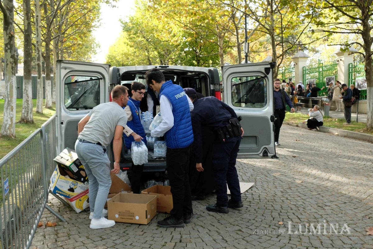 Primele pachete cu hrană pentru pelerinii prezenți pe Colina Bucuriei 273754