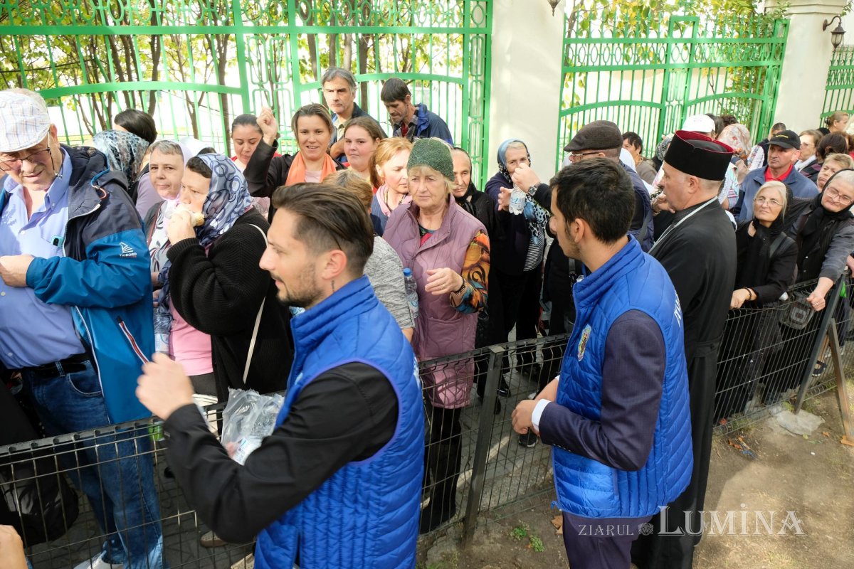 Primele pachete cu hrană pentru pelerinii prezenți pe Colina Bucuriei 273756