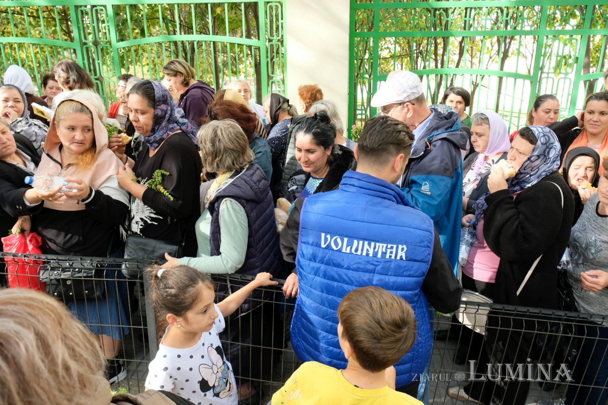 Primele pachete cu hrană pentru pelerinii prezenți pe Colina Bucuriei 273758