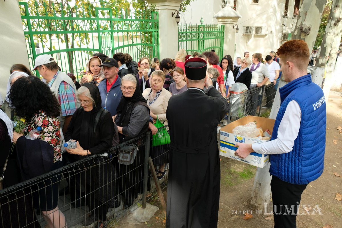 Primele pachete cu hrană pentru pelerinii prezenți pe Colina Bucuriei 273761