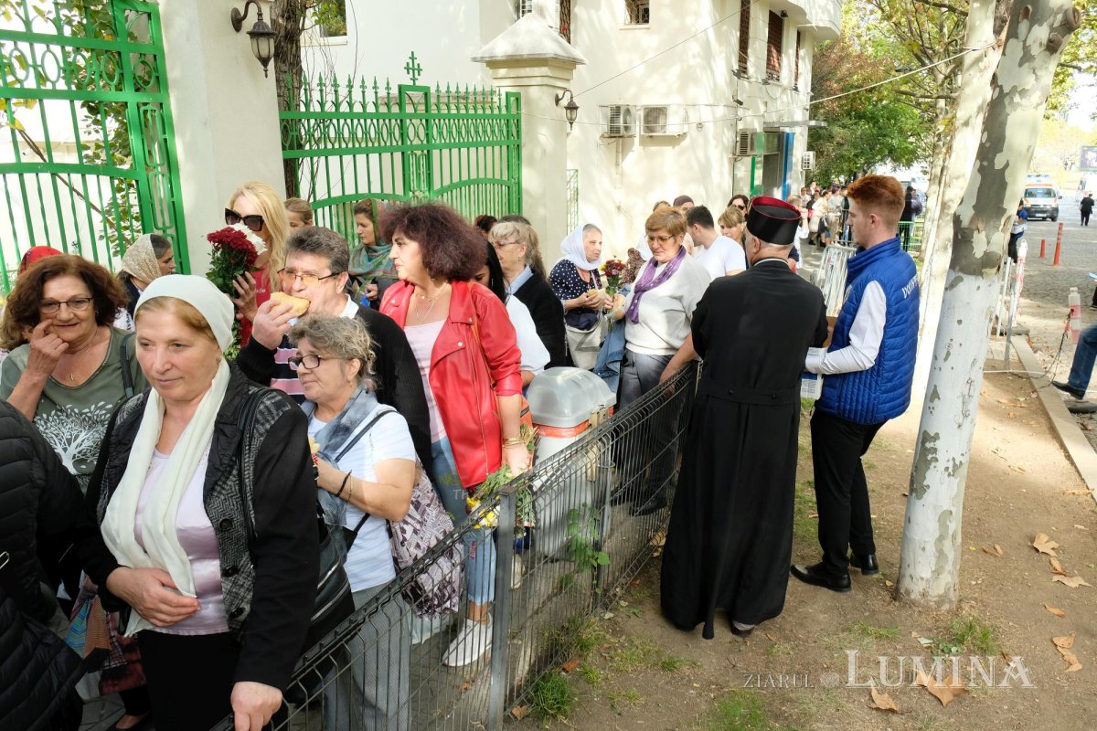 Primele pachete cu hrană pentru pelerinii prezenți pe Colina Bucuriei 273763