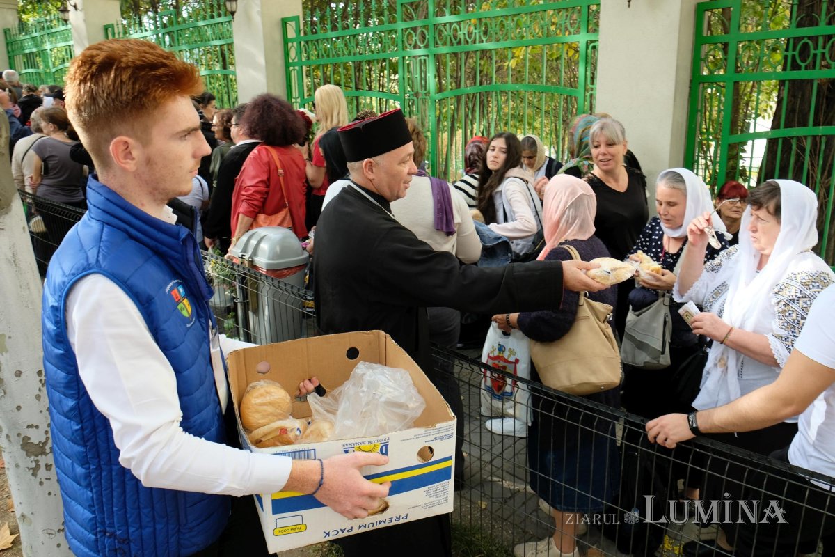 Primele pachete cu hrană pentru pelerinii prezenți pe Colina Bucuriei 273768