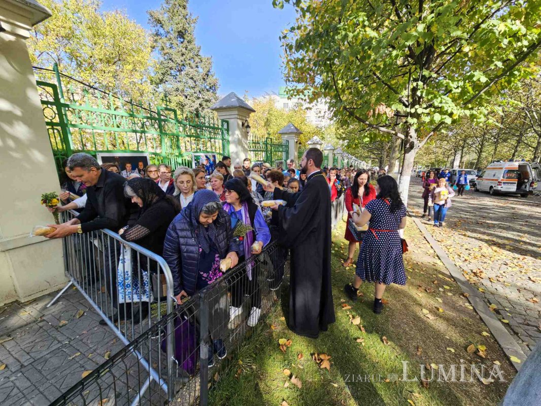 Daruri de alimente pentru pelerinii de pe Colina Bucuriei 274004