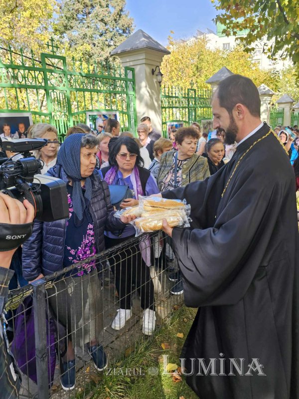 Daruri de alimente pentru pelerinii de pe Colina Bucuriei 274008