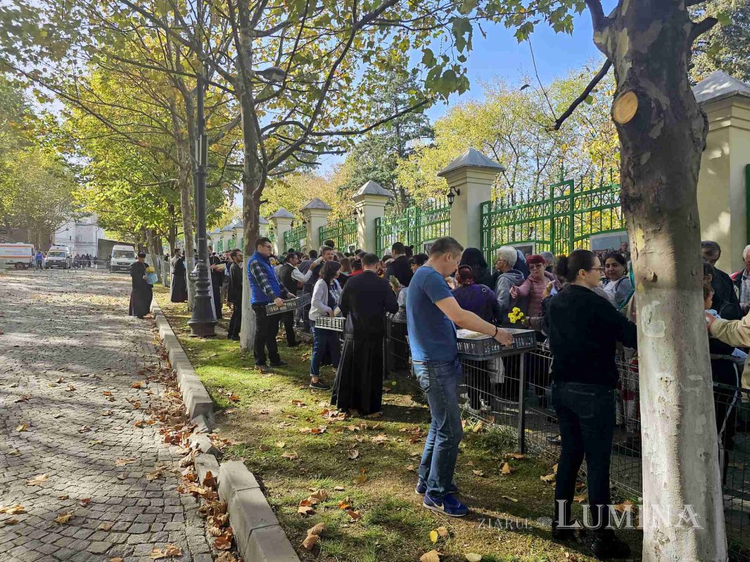 Daruri de alimente pentru pelerinii de pe Colina Bucuriei 274009
