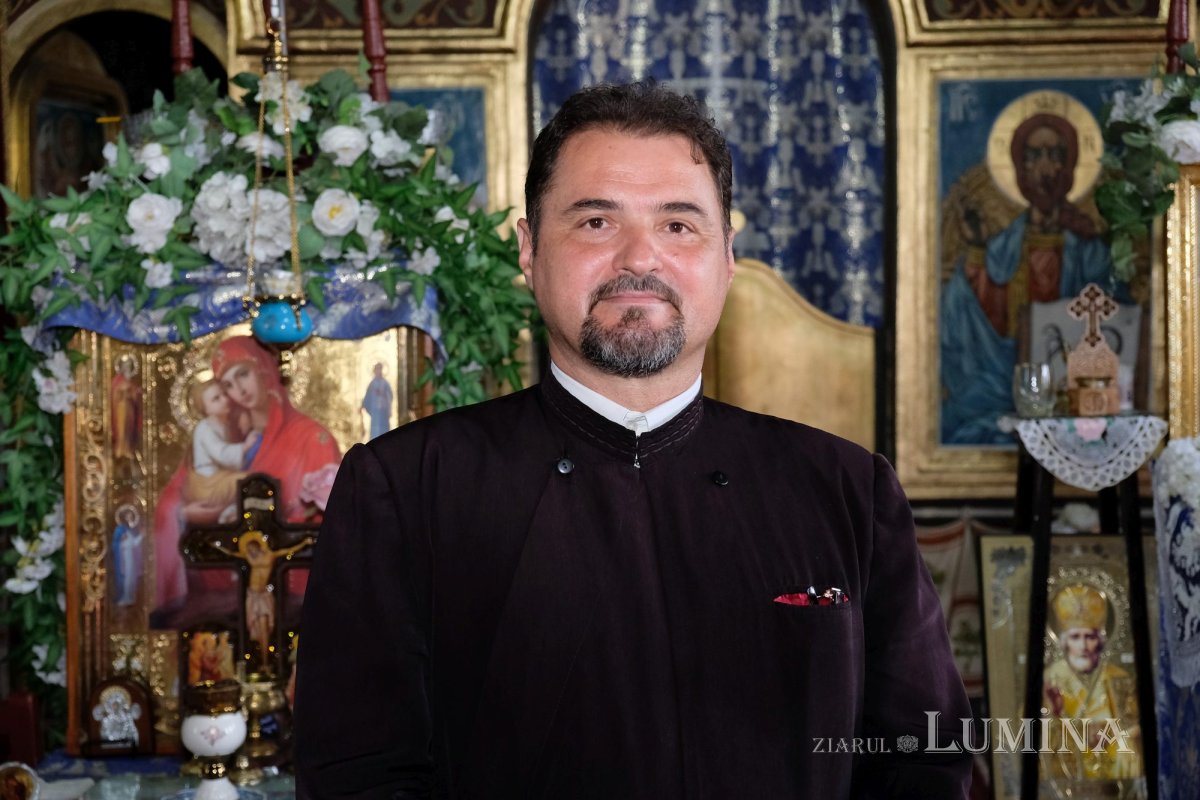 Preotul care Îl dăruiește zilnic pe Hristos bătrânilor satului 275120
