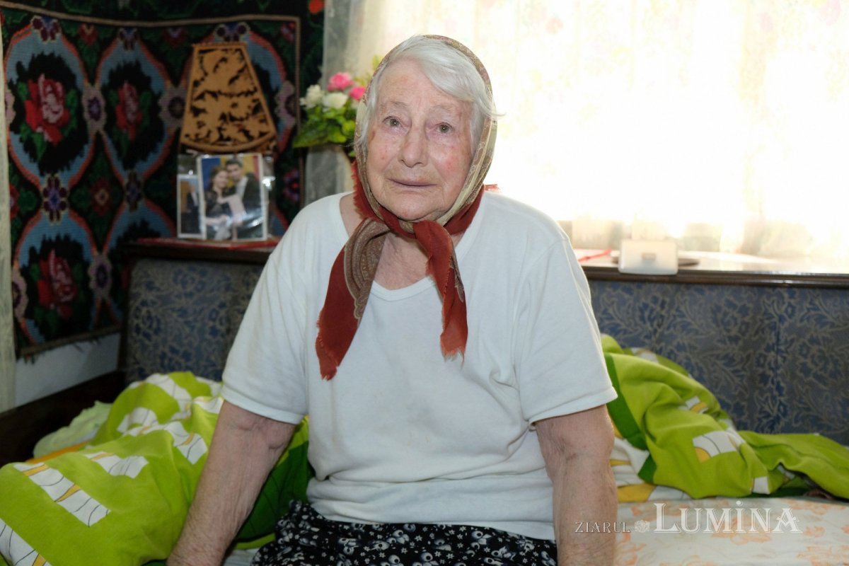 Preotul care Îl dăruiește zilnic pe Hristos bătrânilor satului 275123