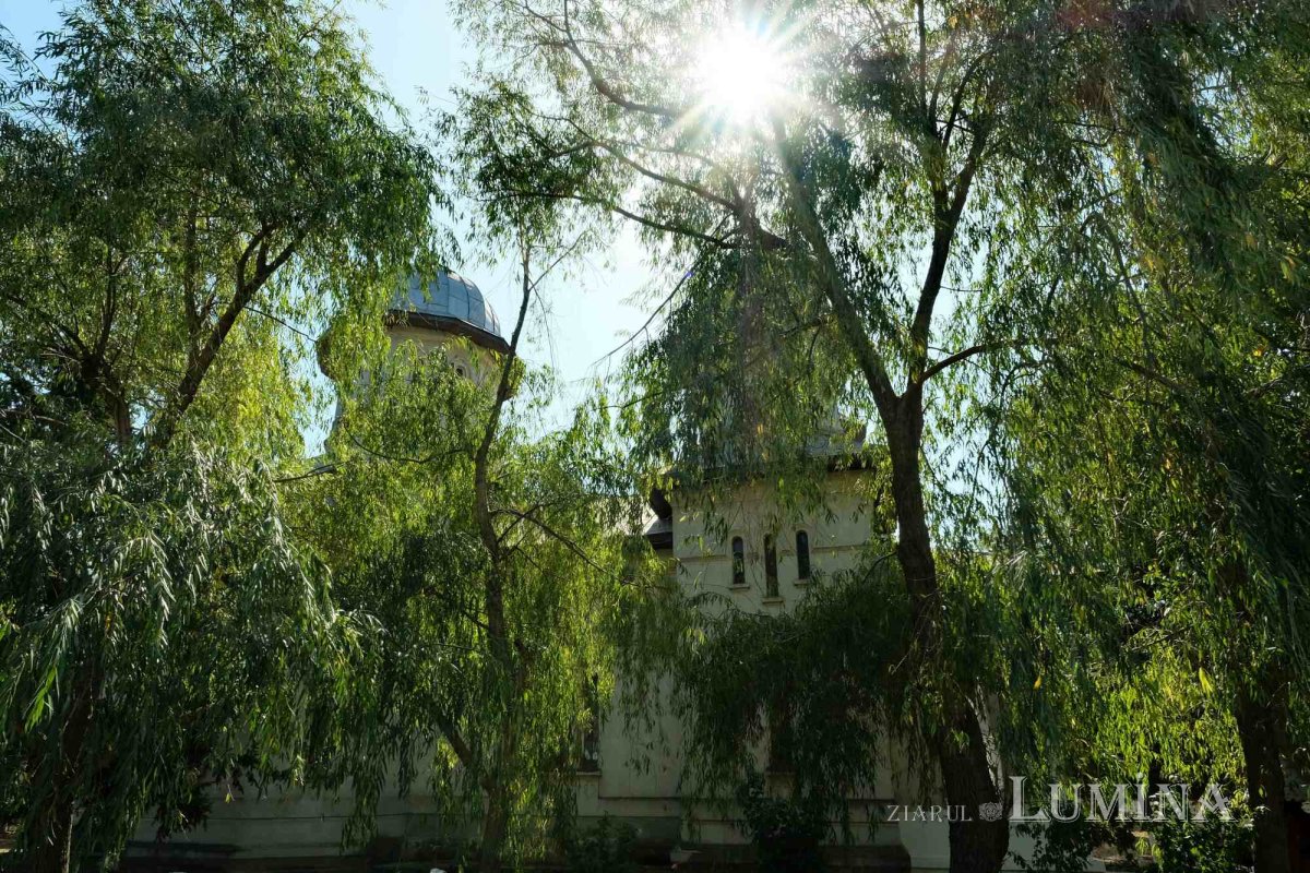 Preotul care Îl dăruiește zilnic pe Hristos bătrânilor satului 275124