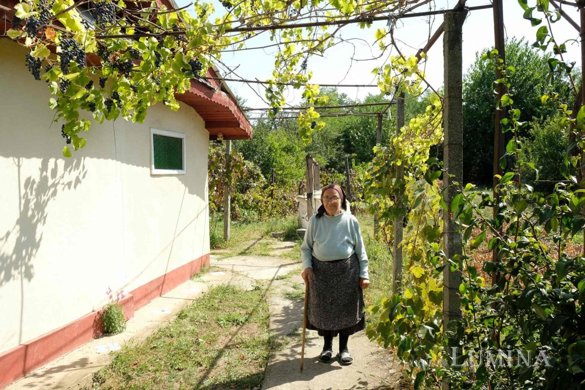 Preotul care Îl dăruiește zilnic pe Hristos bătrânilor satului 275132