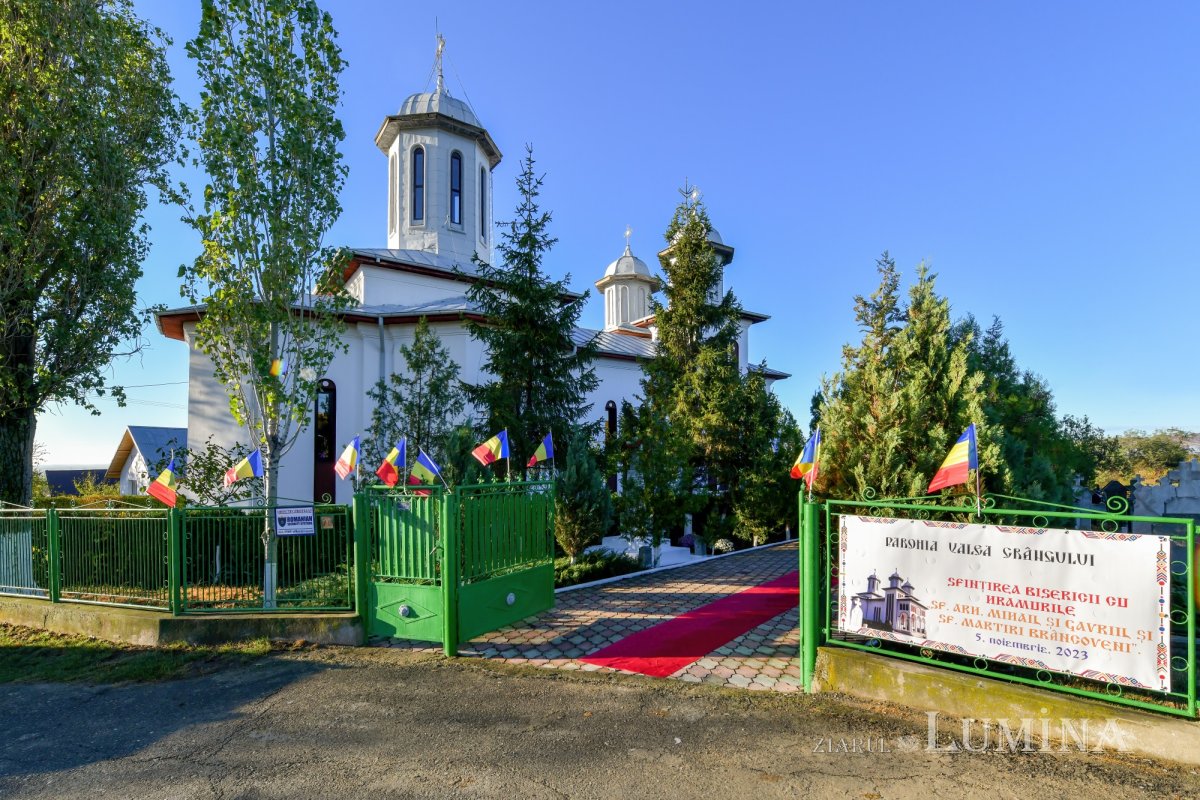 A fost sfințită pictura bisericii parohiei prahovene Valea Crângului 275492