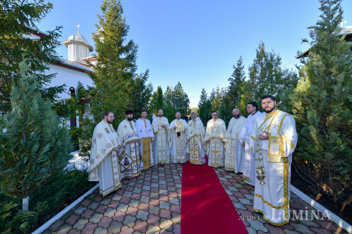 A fost sfințită pictura bisericii parohiei prahovene Valea Crângului 275494