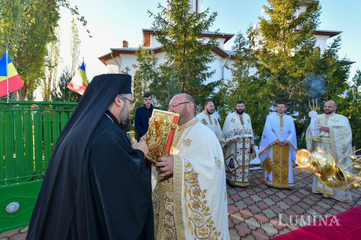 A fost sfințită pictura bisericii parohiei prahovene Valea Crângului 275496