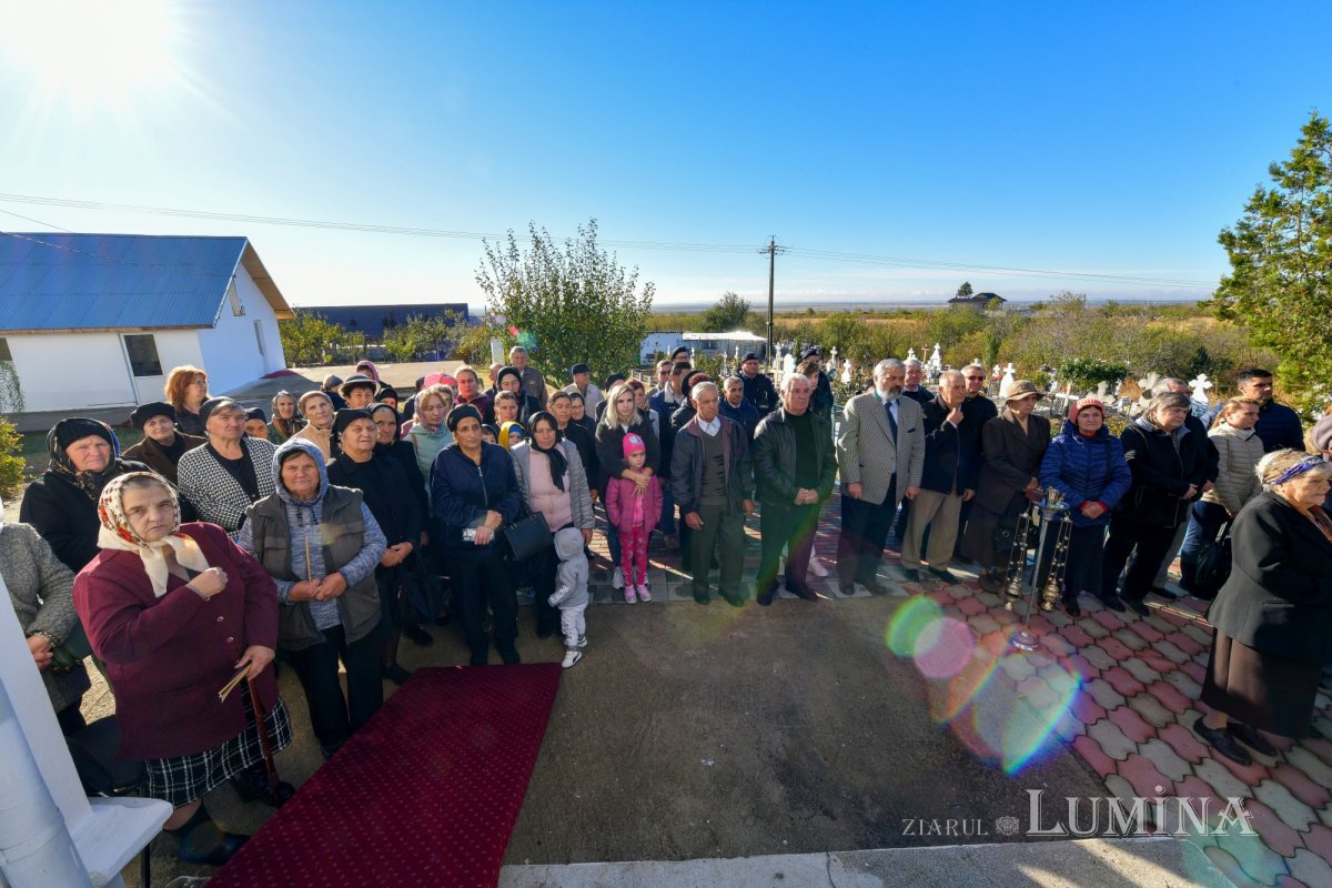 A fost sfințită pictura bisericii parohiei prahovene Valea Crângului 275498