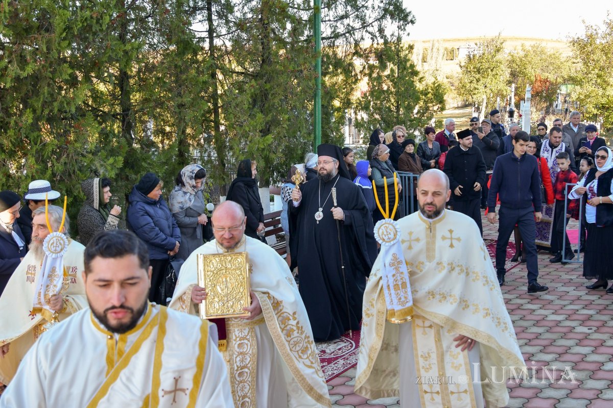 A fost sfințită pictura bisericii parohiei prahovene Valea Crângului 275500