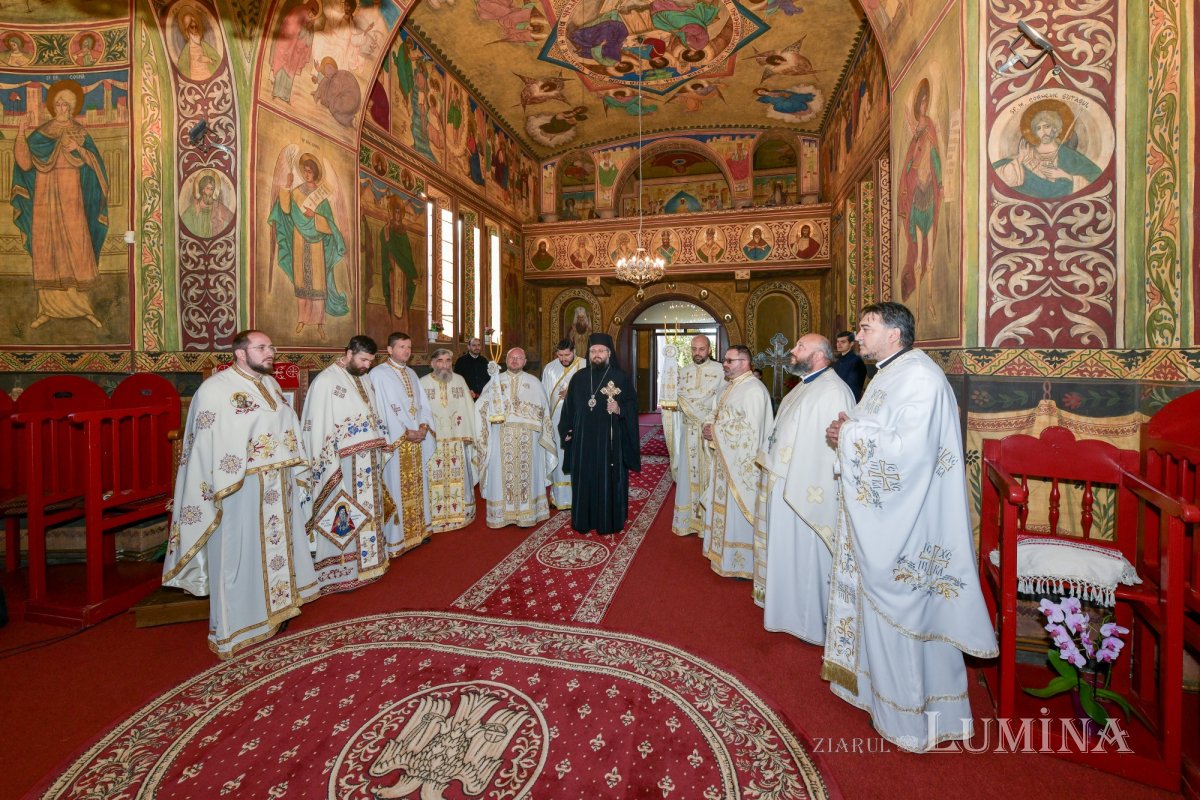 A fost sfințită pictura bisericii parohiei prahovene Valea Crângului 275502