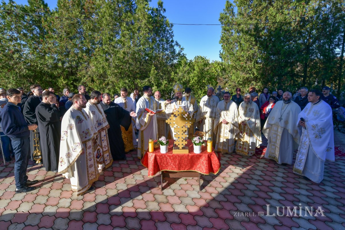 A fost sfințită pictura bisericii parohiei prahovene Valea Crângului 275503
