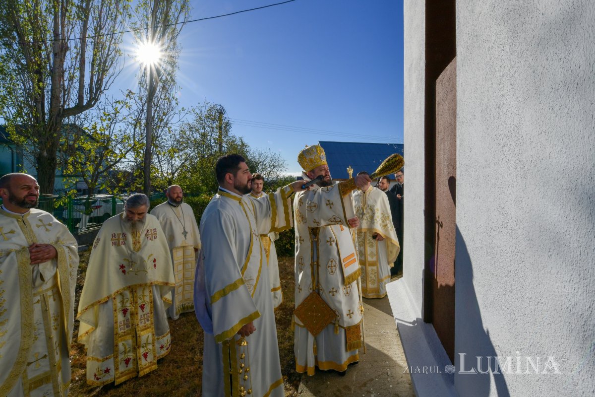 A fost sfințită pictura bisericii parohiei prahovene Valea Crângului 275506