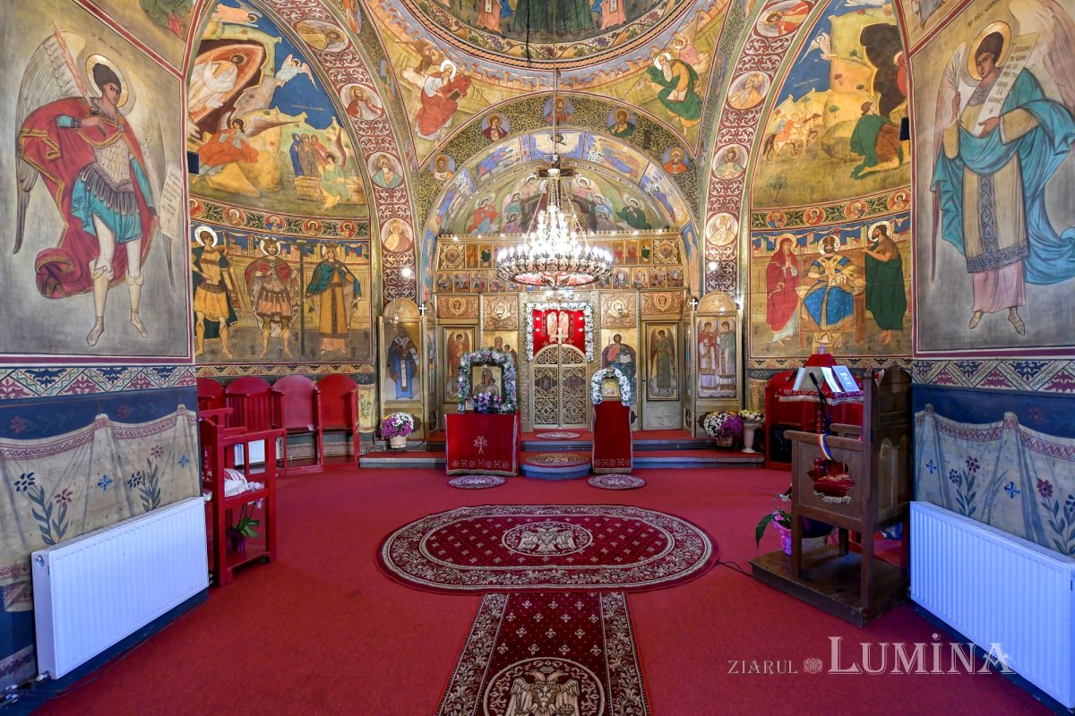 A fost sfințită pictura bisericii parohiei prahovene Valea Crângului 275507