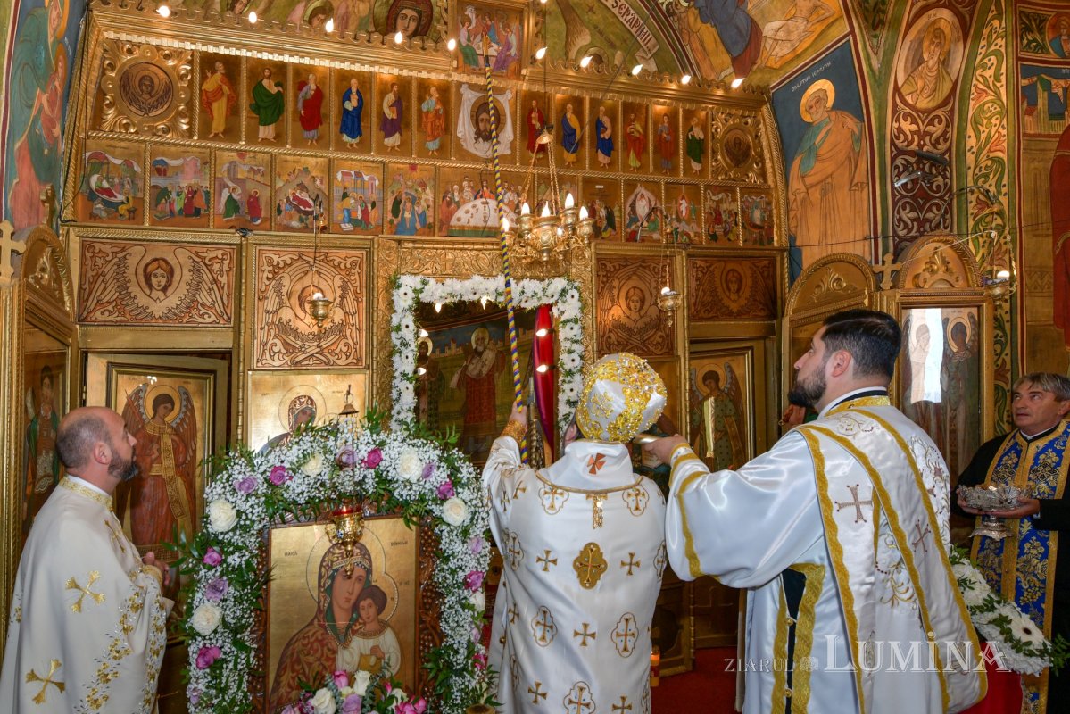 A fost sfințită pictura bisericii parohiei prahovene Valea Crângului 275516