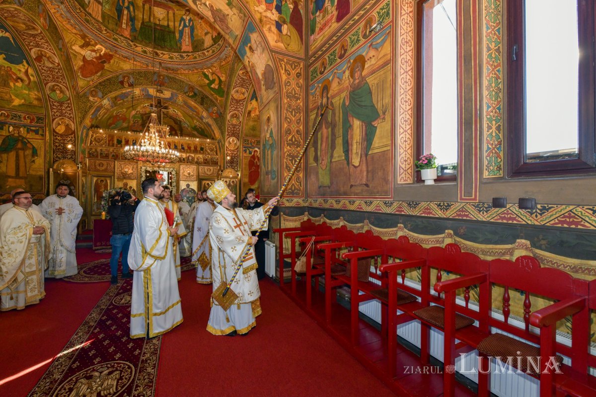 A fost sfințită pictura bisericii parohiei prahovene Valea Crângului 275518