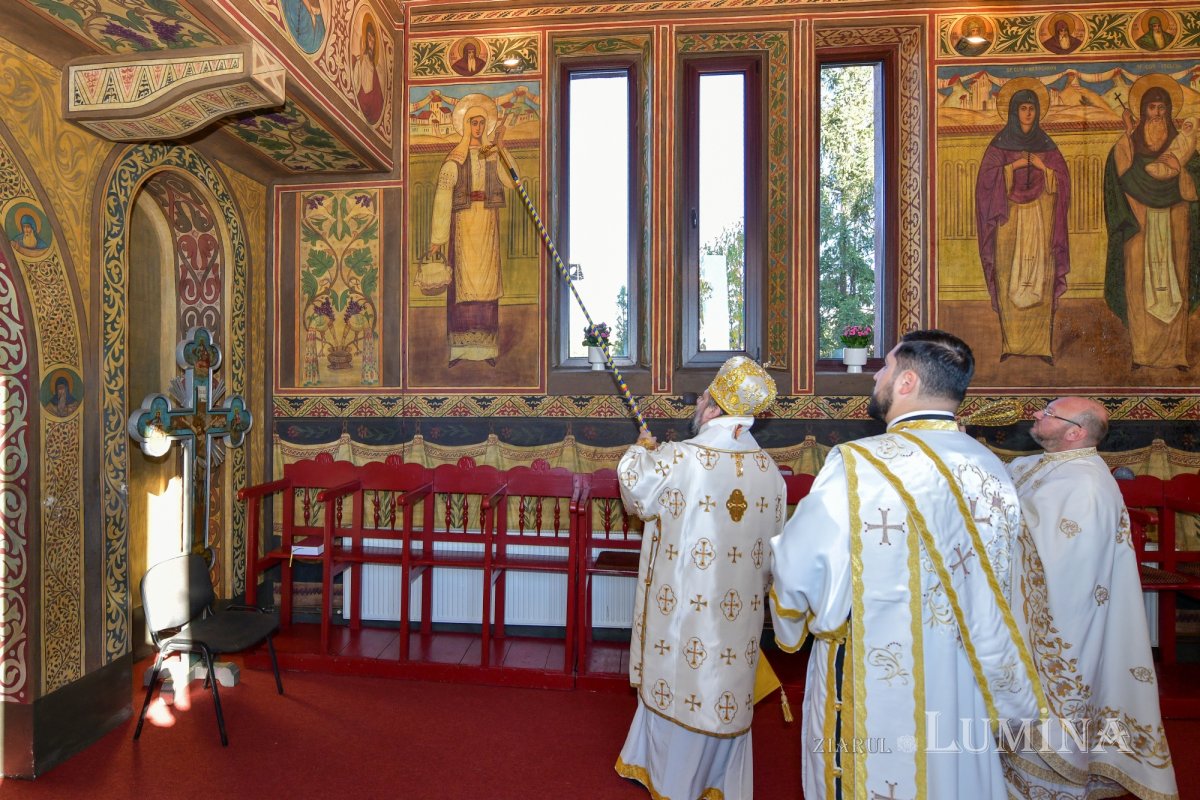 A fost sfințită pictura bisericii parohiei prahovene Valea Crângului 275519